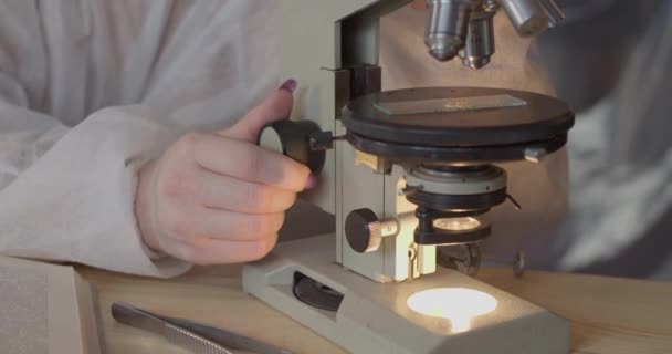 Mobiel Laboratorium Meisje Wetenschapper Met Pincet Zet Een Monster Een — Stockvideo