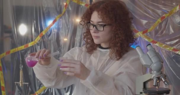 Seorang Gadis Dalam Gaun Ganti Dan Kacamata Mengamati Reaksi Kimia — Stok Video