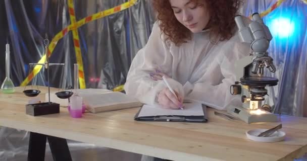 Uma Rapariga Vestido Médico Escreve Qualquer Coisa Mesa Laboratório Resultado — Vídeo de Stock