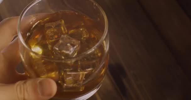 Mano Hombre Sostiene Una Pila Whisky Con Hielo Gira Contra — Vídeos de Stock