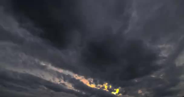 雲が空を横切って移動します 雲の後ろには夕焼け空が見える — ストック動画