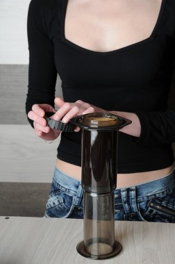 Taze kahve Aeropress içinde yapma