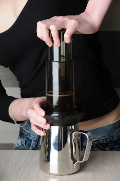 Aeropress の新鮮なコーヒーを作る — ストック写真