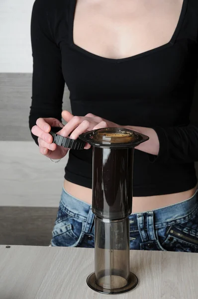 Faire du café frais dans Aeropress Images De Stock Libres De Droits