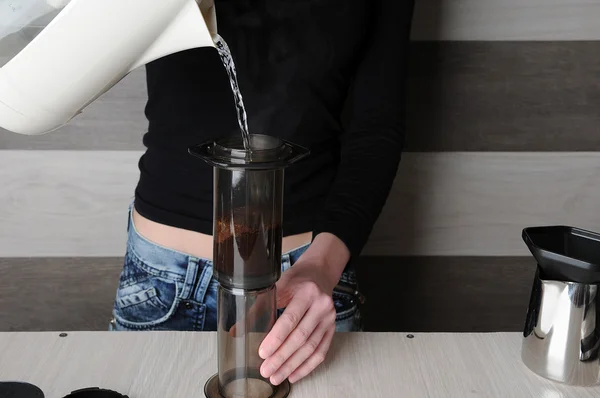 Faire du café frais dans Aeropress Photo De Stock