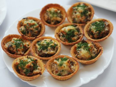 Tavuklu salata ve otlar ile tartlets