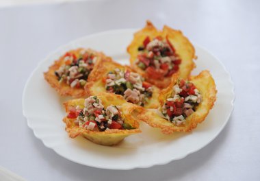 tartlets beyaz plaka üzerinde jambon salata ile