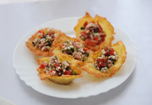 Tartelettes avec salade de jambon sur assiette blanche Photo De Stock