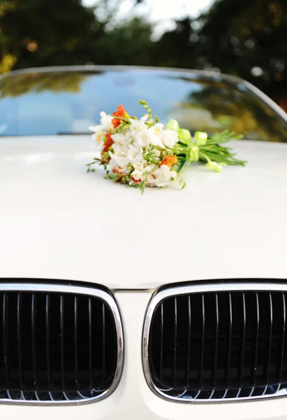 Bouquet de fleurs sur capuche de voiture Image En Vente