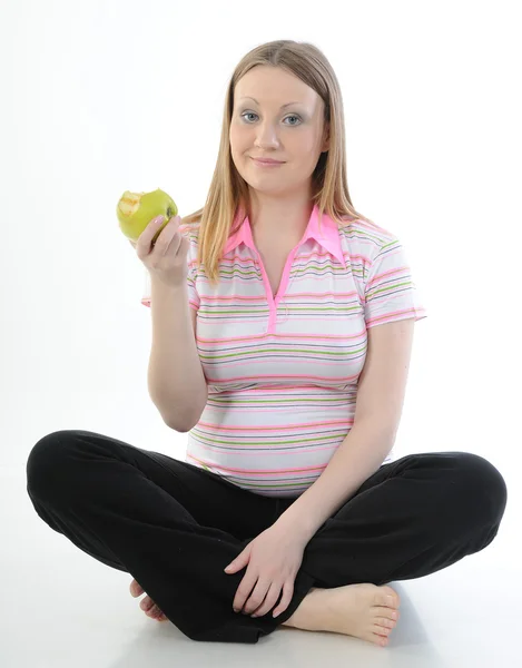 Hermosa mujer embarazada sosteniendo manzana aislada sobre un fondo blanco — Foto de Stock