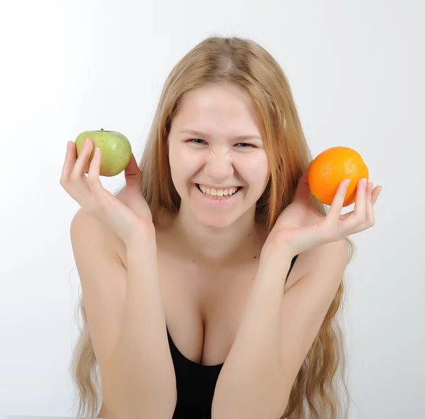 Chica con naranja en sus manos — Foto de Stock