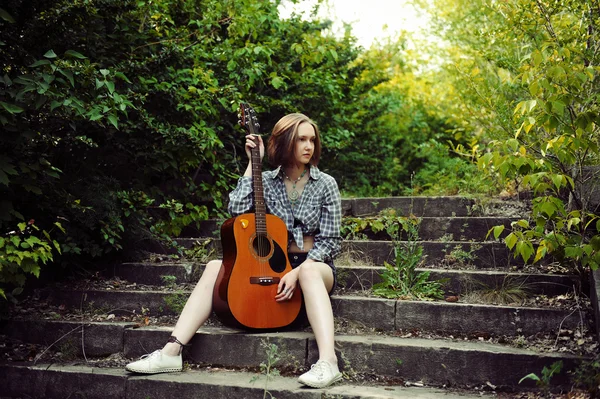 Musicista donna e la sua chitarra in buona giornata — Foto Stock