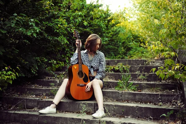 Musicista donna e la sua chitarra in buona giornata — Foto Stock