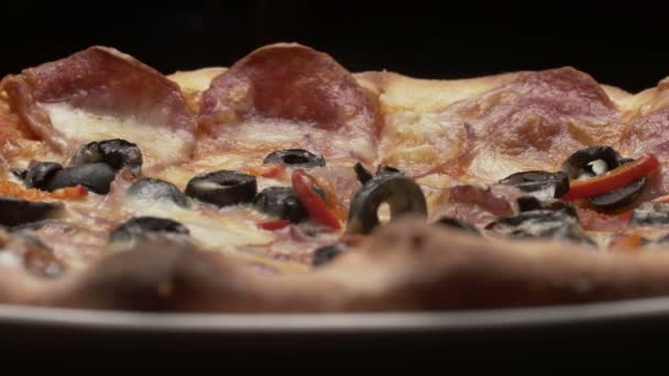 Rustikale italienische Pizza mit Peperoni, Mozzarella und Oliven — Stockvideo