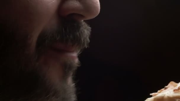 Bir adam bir dilim pizza yeme Close-Up — Stok video
