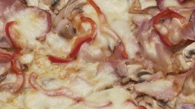 Rustik İtalyan pizza jambon, kaiser, mozzarella ve mantar ile
