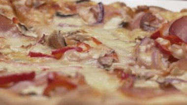 Rustik İtalyan pizza jambon, kaiser, mozzarella ve mantar ile
