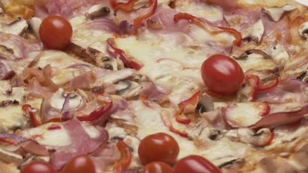 Rustik italiensk pizza med skinka, kaiser, mozzarella och champinjoner — Stockvideo