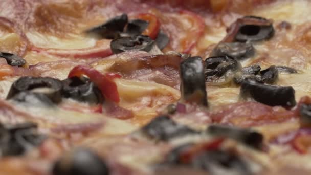 Rustikale italienische Pizza mit Peperoni, Mozzarella und Oliven — Stockvideo