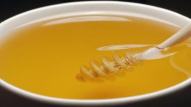 Bir kapta bal tam damlayan bal