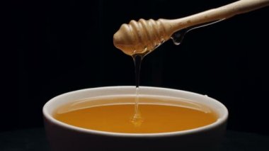 Siyah izole bal damlayan