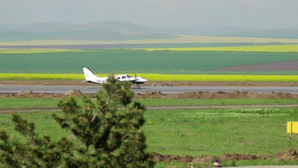 Dvojče letadlo přistání na mezinárodním letišti Delta Dunaje — Stock video