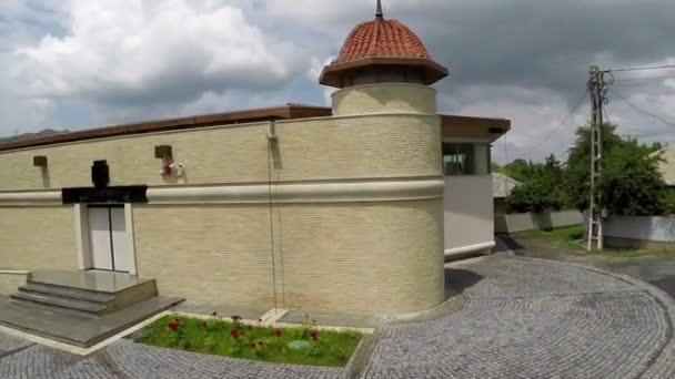 Antica tomba dei quattro martiri (veduta aerea), situata nella Piccola Scizia (moderna Romania) e nel villaggio di Niculitel — Video Stock