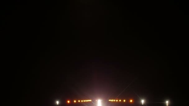 Dráha na letiště v noci s zářící světla — Stock video