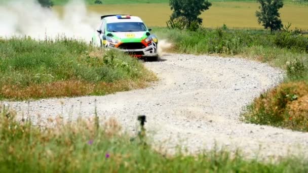 TULCEA, ROMÉNIA - JUNHO 11: Danúbio Delta Rally ensaio especial parque eólico em 11 de junho de 2016 em Tulcea, Romênia. Simone Tempestini (ITA) e Marc Banca (ROU) vencedores do Rali Delta do Danúbio 2016 . — Vídeo de Stock