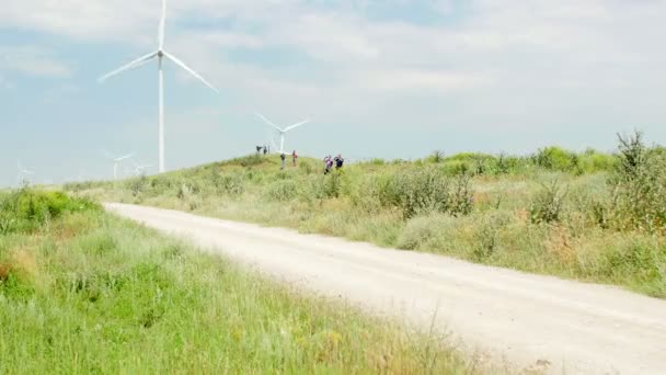 Tulcea, Roemenië - 11 juni: Donau Delta Rally speciale proef windmolenpark op 11 juni 2016 in Tulcea, Roemenië — Stockvideo