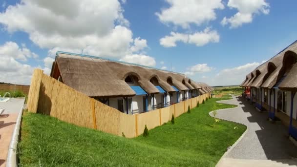 Luxeresort met traditionele rieten huisjes in Donaudelta — Stockvideo