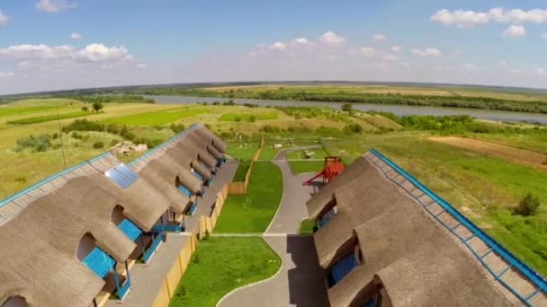 Luxeresort met traditionele rieten huisjes in de Donaudelta, luchtfoto — Stockvideo
