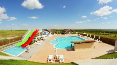 Tuna Deltası, zaman atlamalı lüks resort