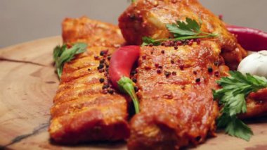 Taze çiğ domuz otlar ile kaburga ve baharat (döner yemek için hazır)