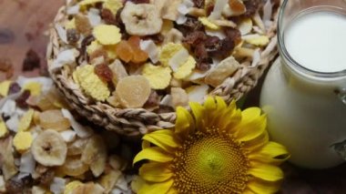 Tahıl, Kuru Meyve ve süt ahşap masa, sürahi döndürme