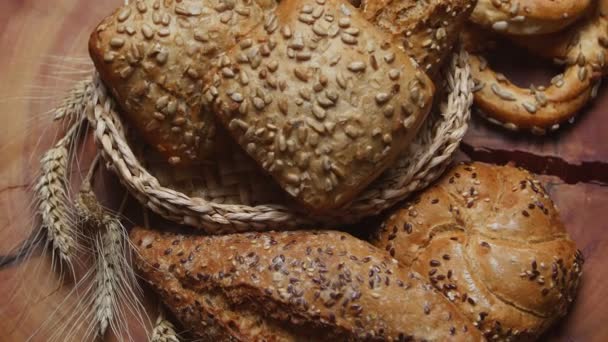 Bageri bröd på ett träbord, roterande — Stockvideo