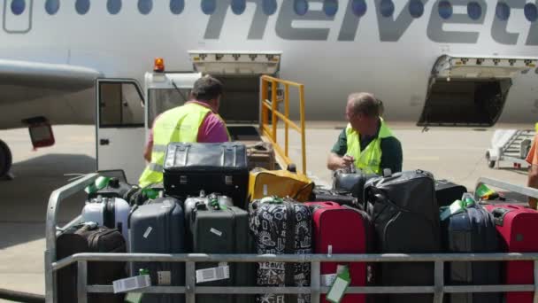 Flygplatsen anställda lasta bagage från ett trafikflygplan på Donaudeltat internationella flygplats — Stockvideo