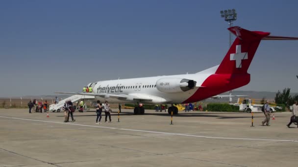 Les passagers descendent d'un avion de ligne à deux turboréacteurs à l'aéroport international du delta du Danube — Video