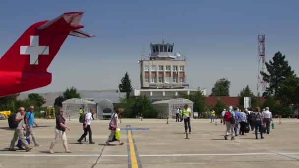 Passageiros descem de um avião twin-turbofan no aeroporto internacional do Danúbio Delta — Vídeo de Stock