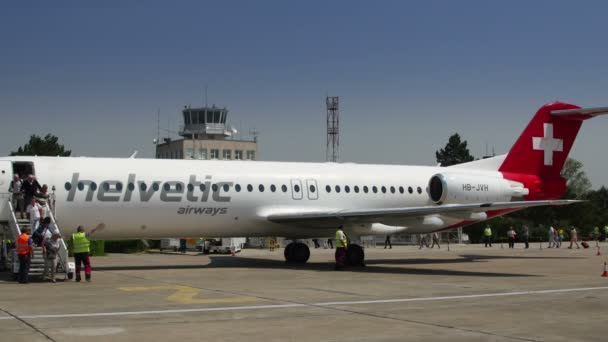 Passagiere steigen auf dem internationalen Flughafen im Donaudelta aus einem zweimotorigen Fan-Flugzeug — Stockvideo