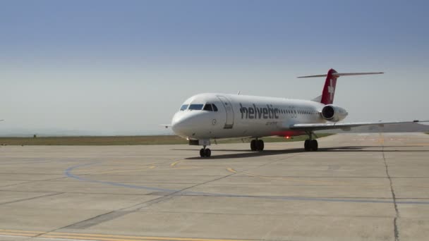 Twin-turbofan αεροσκάφος που προσγειώνεται στο Διεθνές Αεροδρόμιο της Δέλτα Δούναβη — Αρχείο Βίντεο