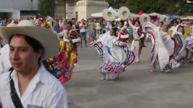 Uluslararası Folklor Festivali törende geleneksel kostümleri