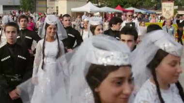 Uluslararası Folklor Festivali törende geleneksel kostümleri