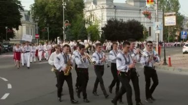 Uluslararası Folklor Festivali törende geleneksel kostümleri