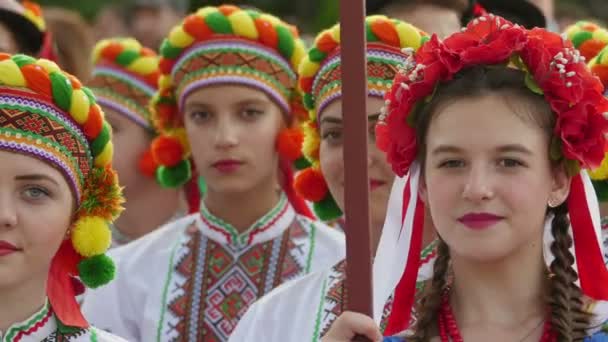 国際民俗祭で伝統的な衣装で女の子のウクライナのグループ — ストック動画