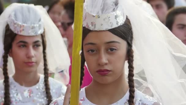 Gruziński dziewczyna w tradycyjnym stroju na międzynarodowym festiwalu folkloru — Wideo stockowe