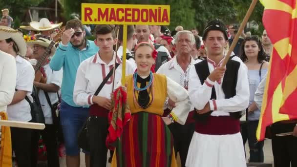 Македонская девушка в традиционном костюме на Международном фольклорном фестивале — стоковое видео