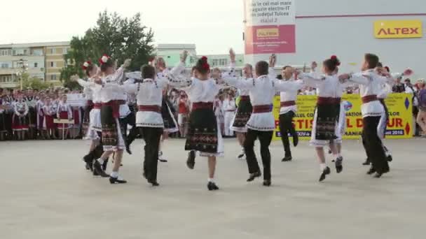 Moldován hagyományos tánc a nemzetközi folklór fesztiválon — Stock videók