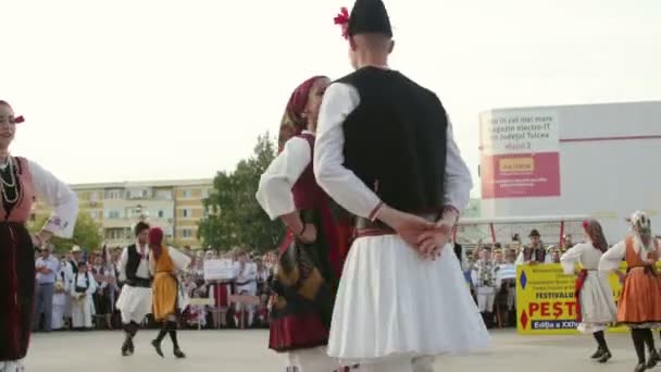 Macedonische traditionele dans op het International Folklore Festival — Stockvideo