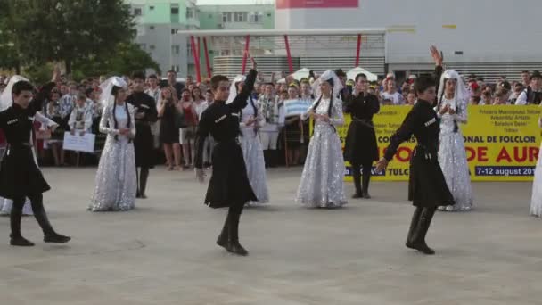 Georgische traditionele dans op het International Folklore Festival — Stockvideo